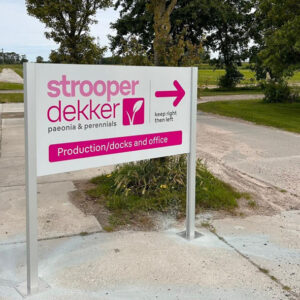 Bewegwijzeringsbord met eigen ontwerp langs een toegangsweg