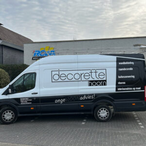 Bedrijfsauto met professionele carwrap en autobelettering