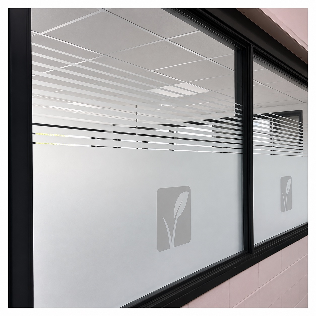 Etched glass zandstraalfolie op glazen kantoorwand voor meer privacy