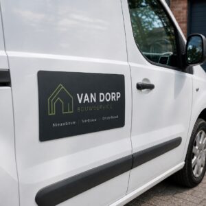 Magneetplaat als tijdelijke reclame voor op de auto