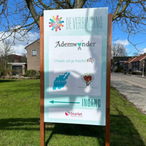 Bedrukt reclamebord met eigen ontwerp bij een bedrijfspand