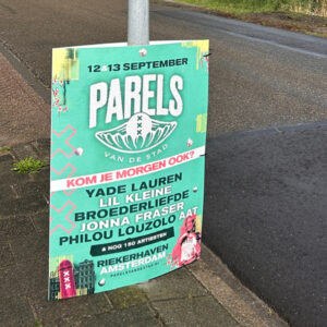 Lantaarnpaalborden met eigen ontwerp voor het promoten van evenementen langs de weg