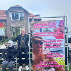 Persoonlijk Abraham spandoek voor 50e verjaardag in de tuin