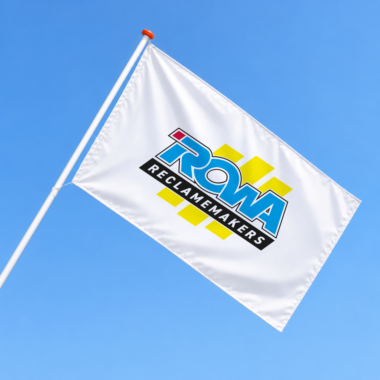 Reclamevlag aan gevel bedrukt met bedrijfsnaam en logo