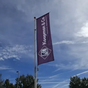 Baniervlag met eigen ontwerp bij bedrijfspand