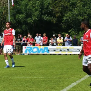 Bedrukt HPL sportveldbord langs een voetbalveld