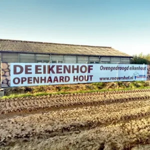 Groot bedrukt meshdoek als buitenreclame