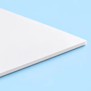 Detail van wit foambord met lichte foamkern
