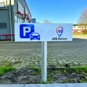 Op maat gemaakt parkeerbord met logo op eigen parkeerterrein