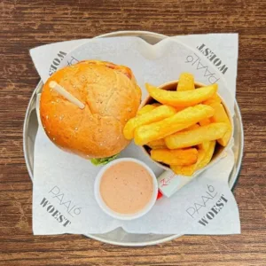 Hamburger geserveerd op bedrukt vetvrij papier met bedrijfslogo