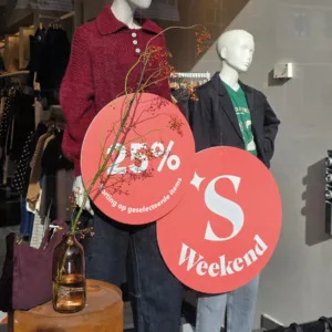Bedrukte foamborden met kortingsactie in een winkeletalage