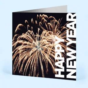 Happy new year kaart met vuurwerk en persoonlijke nieuwjaarswens bedrukt in de binnenzijde