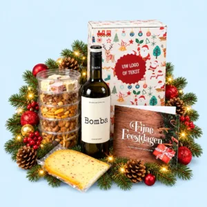 Kerstpakket verpakt in gepersonaliseerde geschenkdoos met Bomba wijn, een kerstkaart en kaas en nootjes van Marije's Kaaswinkel