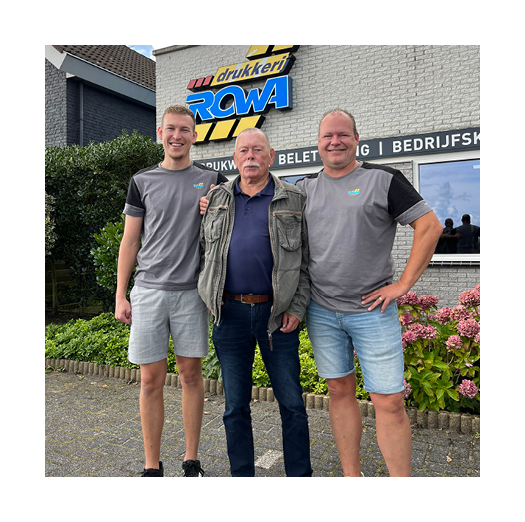 Rowa foto met pakketje bij bus met witte rand